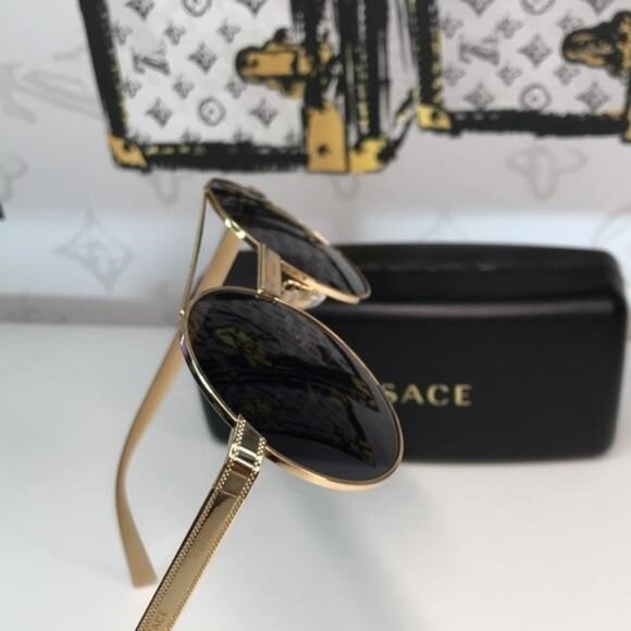 New Versace VE2210 1002 Men’s Sunglasses, a striking blend of luxury and edgy - Picture 8 of 10